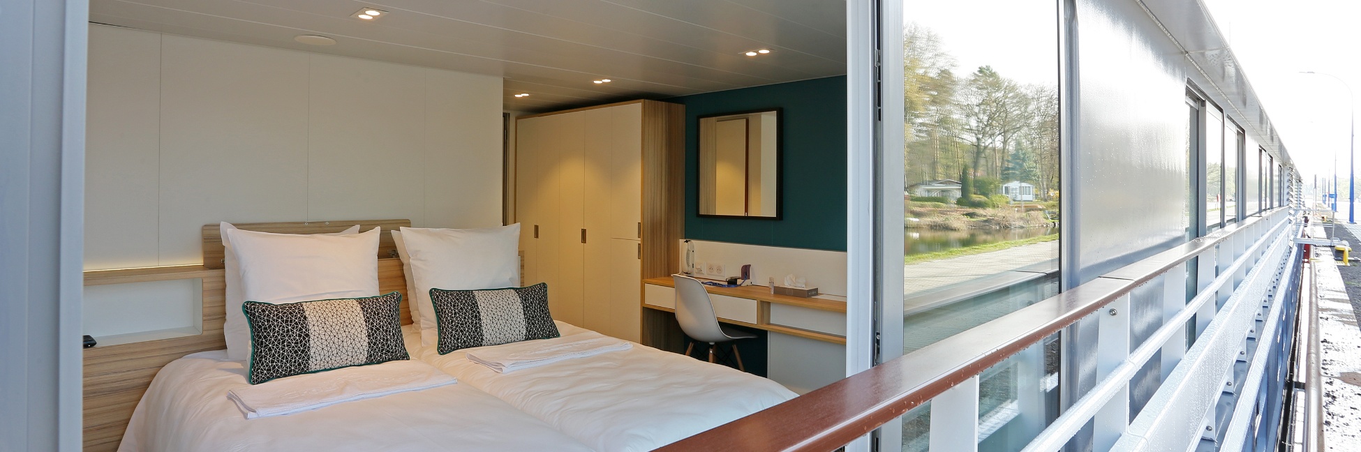 Un ejemplo de las cabinas con balcón francés a bordo de los buques de CroisiEurope CROISIEUROPE CRUCEROS FLUVIALES CABINAS CON BALCON CRUCEROS FLUVIALES CRUCEROS RIO CROISIEUROPE CRUCEROS FLUVIALES CABINAS CON BALCON CAMAROTES CROISIEUROPE